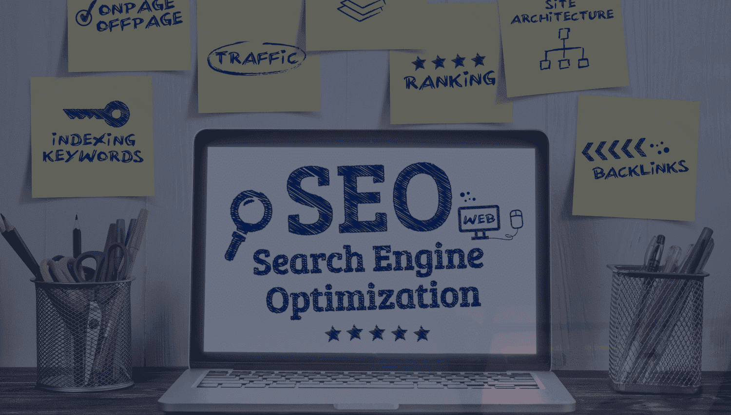 Un écran d’ordinateur portable affichant « SEO - Search Engine Optimization » avec des post-it qui l’entourent, mettant en évidence les éléments clés du SEO tels que les backlinks, le classement, l’indexation des mots-clés et l’architecture du site.